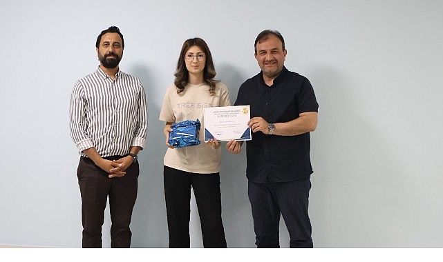 Mezuniyet Sevinci: Gençler Sertifikalarını Aldı!