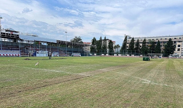 Kemer'de Spor Tesisleri için Çim Bakımı Yapıldı