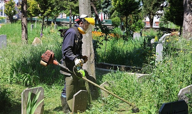 Kartepe'de Bayram Öncesi Mezarlık Bakımı